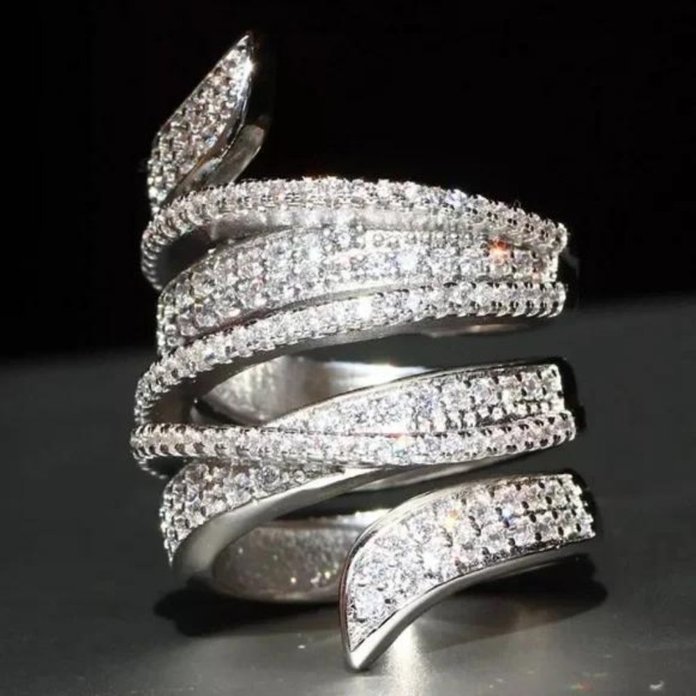 NEW 925 STERLING SILVER DIAMOND RING, CUTE RING, SHINY RING.